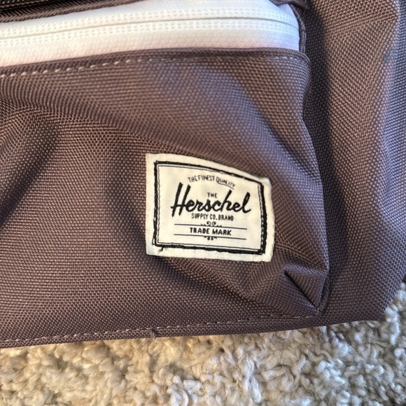 NWOT🍍 HERSCHEL SUPPLY CO. Pop Quiz Hip Pack🍍width 13”🍍depth 7” - Picture 2 of 4